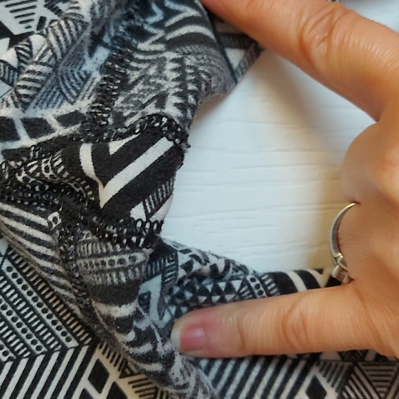 VSX by Victoria's Secret Black & White Size M Geometric Pattern Leggings - Picture 5 of 5